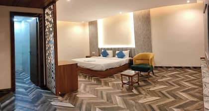 Townhouse OAK Hotel Hardik Palace