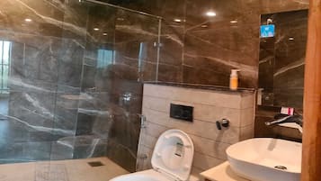 Habitación doble estándar | Baño | Regadera, amenidades de baño gratuitas, toallas