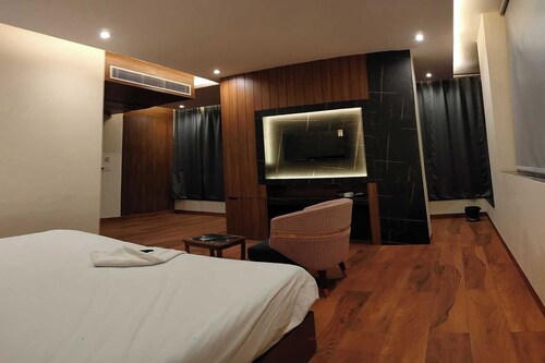 Townhouse OAK Hotel Hardik Palace