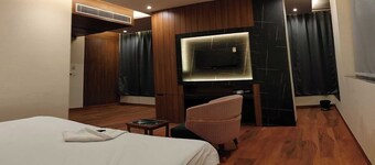 Townhouse OAK Hotel Hardik Palace