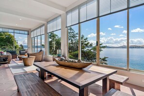 En 55-tommers smart-TV med førsteklasses TV-kanaler samt Netflix