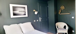 5 Schlafzimmer, Schreibtisch, Bügeleisen/Bügelbrett, Reisekinderbett