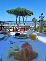 包含每日自助早餐