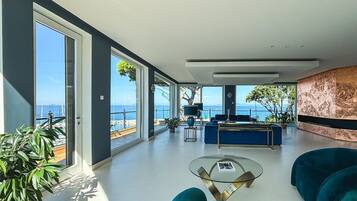 Suite, 2 habitaciones | Área de sala de estar | Smart TV de 40 cm con canales por cable