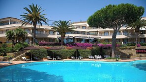 Una piscina al aire libre de temporada
