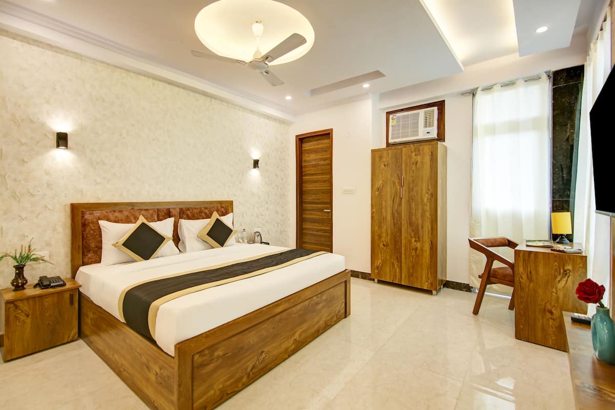 Premium Room | Hypo-allergenic bedding, desk, free WiFi, bed sheets
