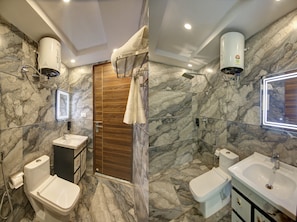 Chambre supérieure double | Salle de bain | Douche, serviettes fournies, papier de toilette