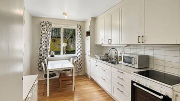 Kjøleskap, mikrobølgeovn, ovn og kokeplater