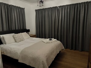 3 slaapkamers, een strijkplank/strijkijzer, wifi, beddengoed