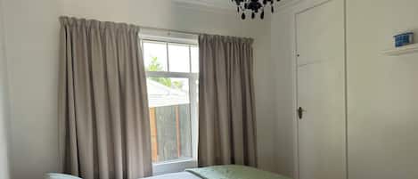 3 habitaciones, tabla de planchar con plancha, wifi y ropa de cama