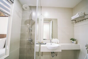 淋浴設備、吹風機、毛巾、肥皂