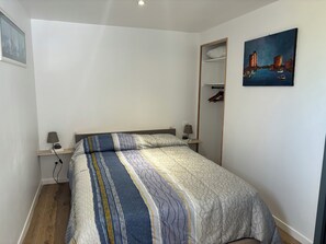 1 bedroom, desk, free WiFi, bed sheets - Apt 28 m2 ,a 10 mn du Vieux Port La Rochelle ,10 mn du Pont île de ré, (Dompierre-sur-Mer)