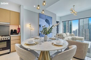 Apartment, Stadtblick | Essbereich im Zimmer