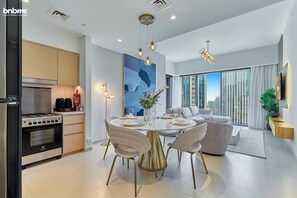 Apartment, Stadtblick | Essbereich im Zimmer