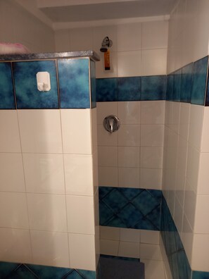 Chuveiro, secador de cabelo, bidê, sabonete