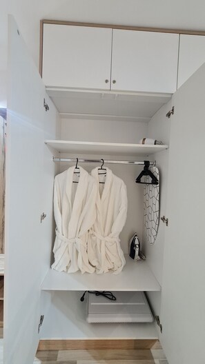 1 多间卧室、羽绒被、办公桌、笔记本电脑工作区