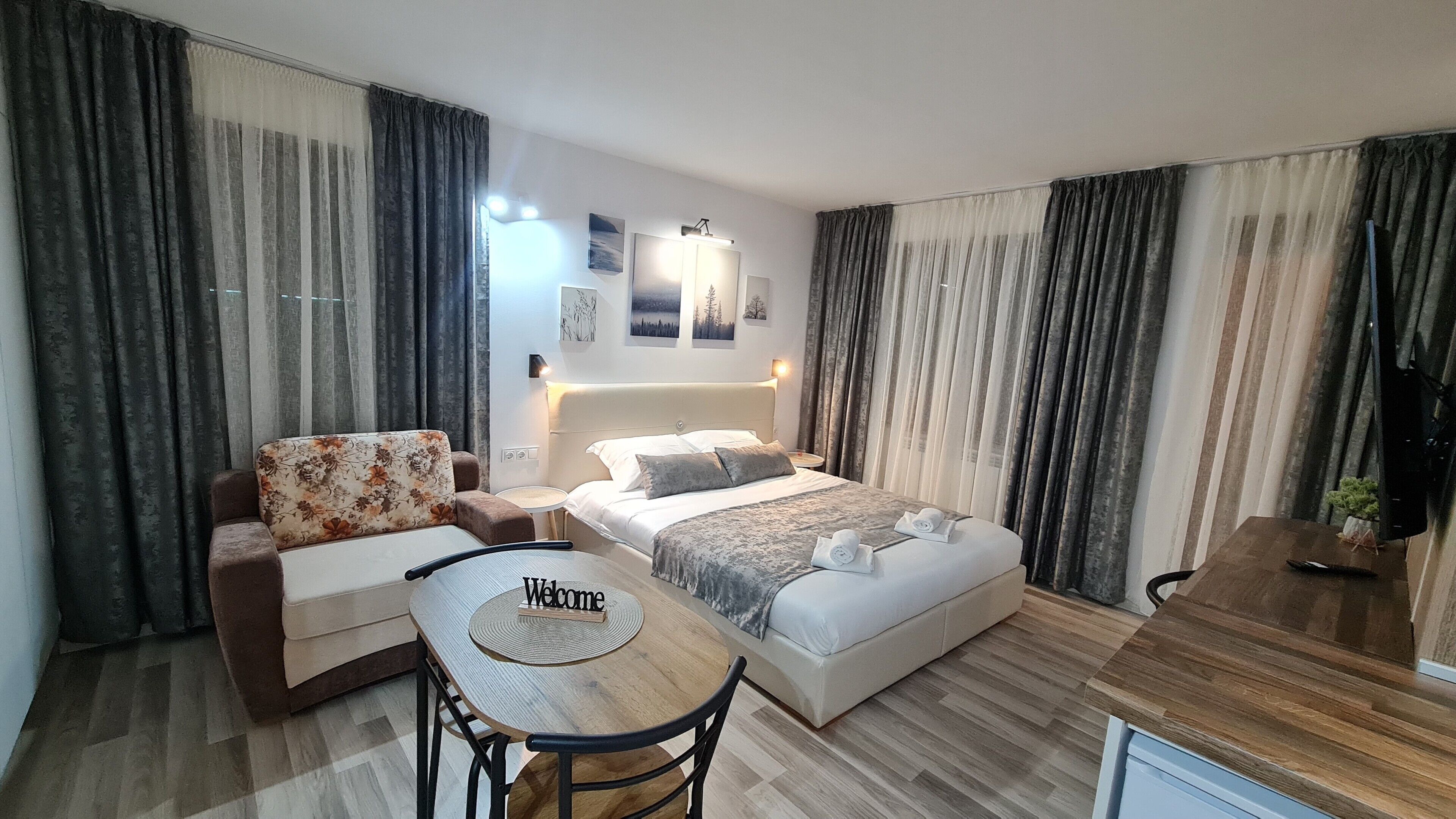 1 bedroom, down duvets, desk, laptop workspace