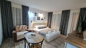 1 habitación, cubrecamas, escritorio y espacio para trabajar con laptop 