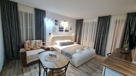 1 dormitorio, edredones de plumas, escritorio. Monfort A