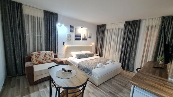 1 多间卧室、羽绒被、办公桌、笔记本电脑工作区