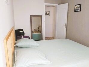 2 chambres, fer et planche à repasser, Wi-Fi, draps fournis