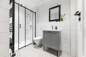 Ducha, secador de pelo, toallas, jabón