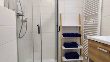 Shower, hair dryer, bidet, towels