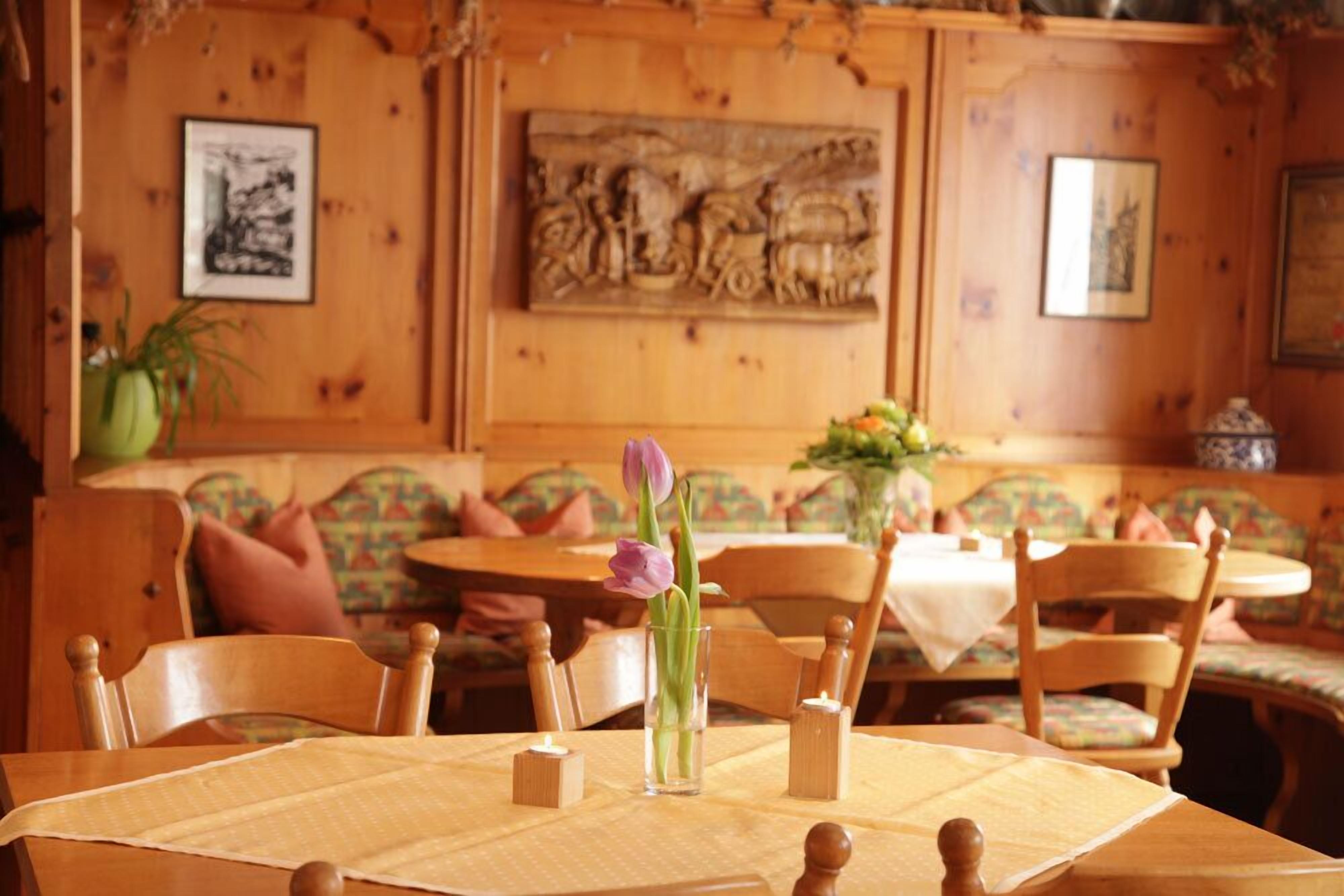 Tägliches Frühstücksbuffet (10 EUR pro Person)