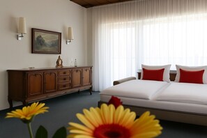 Family Triple Room | Hypo-allergenic bedding, down comforters, individually decorated, desk - Hotel-Restaurant Zum Kirschbaum (Rottendorf)
