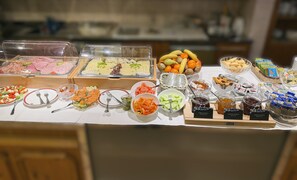 A buffet with various food items and condiments. - Hotel-Restaurant Zum Kirschbaum (Rottendorf)