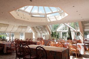 Breakfast and dinner served - Hotel-Restaurant Zum Kirschbaum (Rottendorf)