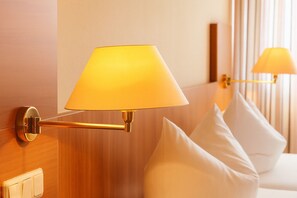 32-inch TV with cable channels - Hotel-Restaurant Zum Kirschbaum (Rottendorf)