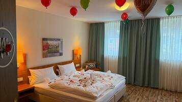 Basic-Doppelzimmer, 1 Doppelbett | Allergikerbettwaren, Daunenbettdecken, individuell dekoriert