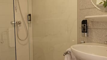 Basic-Einzelzimmer, 1 Einzelbett | Badezimmer | Dusche, Regendusche, Haartrockner, Handtücher