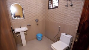 Une petite salle de bain avec un lavabo, des toilettes et une douche.