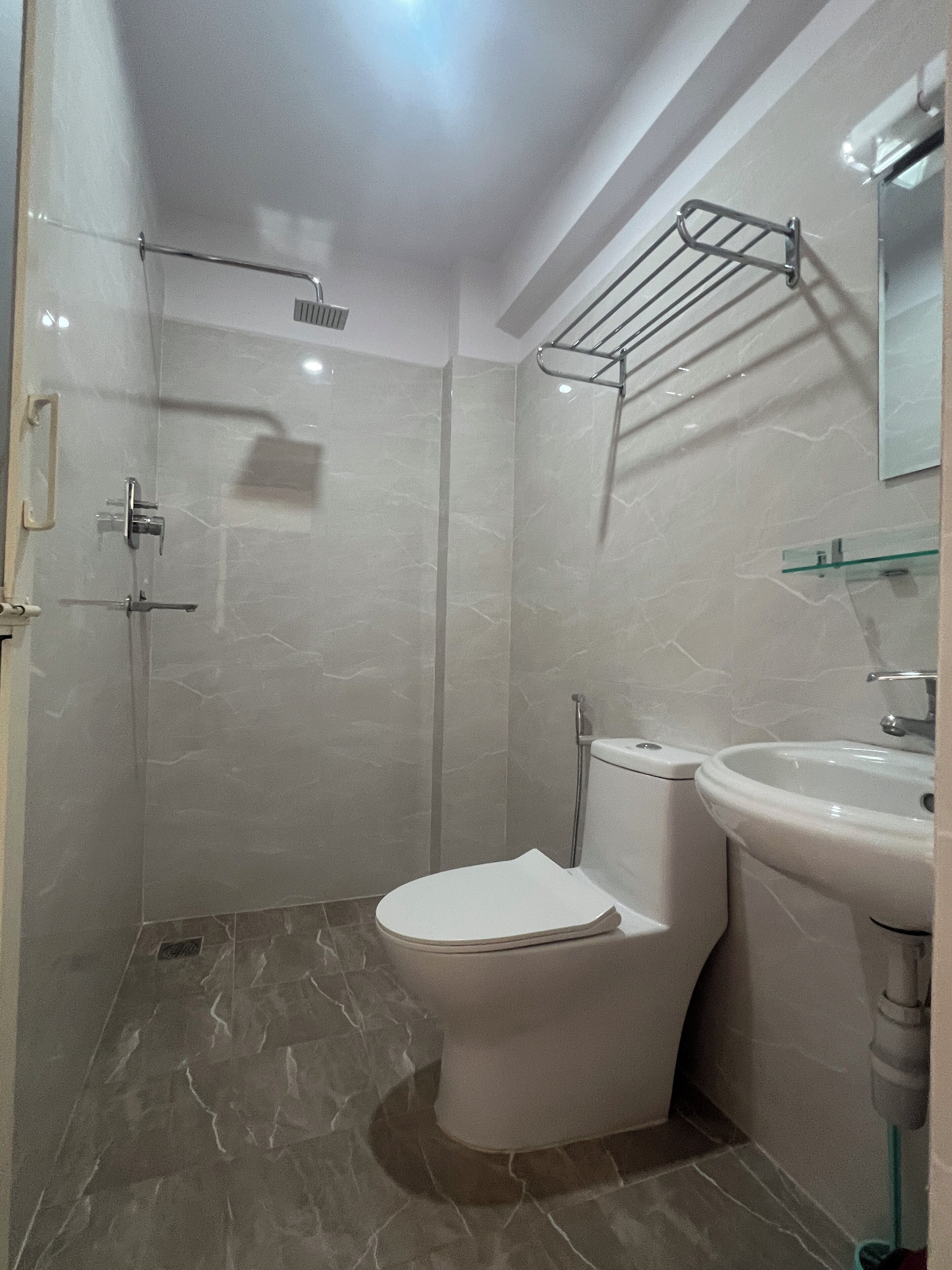 Un baño con inodoro, bidé y zona de ducha.