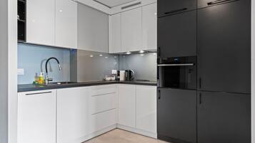 Refrigerador, horno, placa de cocina, cafetera expreso