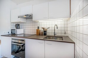 Jääkaappi, mikroaaltouuni, uuni, liesi