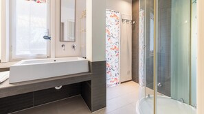 Sèche-cheveux, bidet, serviettes fournies, savon