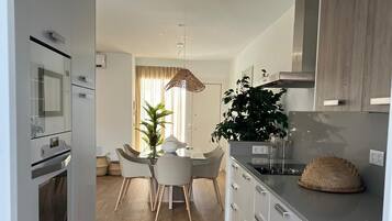 Villa familiar, 3 habitaciones, no fumadores | Cocina privada | Horno, hervidor eléctrico y artículos de limpieza