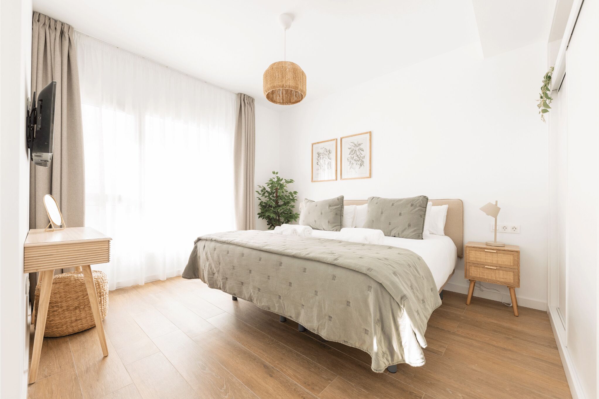 Deluxe House | 3 bedrooms, individually decorated, iron/ironing board