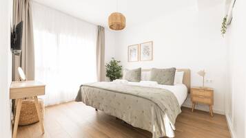 Deluxe House | 3 bedrooms, individually decorated, iron/ironing board