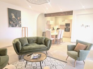 Fernseher, Tischtennisplatte, Stereoanlage