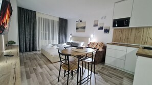 1 間臥室、筆電工作空間、遮光布/窗簾、熨斗/熨衣板