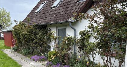 Kleine Ferienwohnung Direkt am Deich und Hafen von Eckwarden mit Gartennutzung