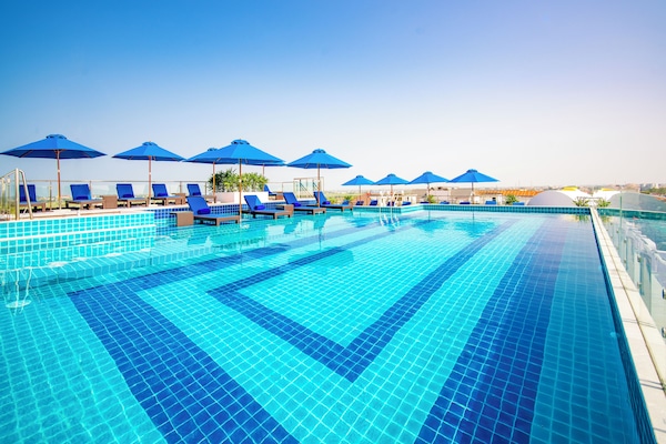 Una piscina al aire libre