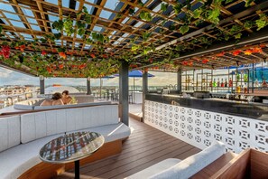 Bar en bord de piscine