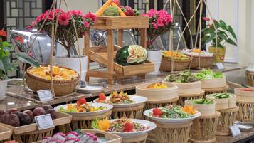 Daily buffet breakfast (VND 200000 per person)
