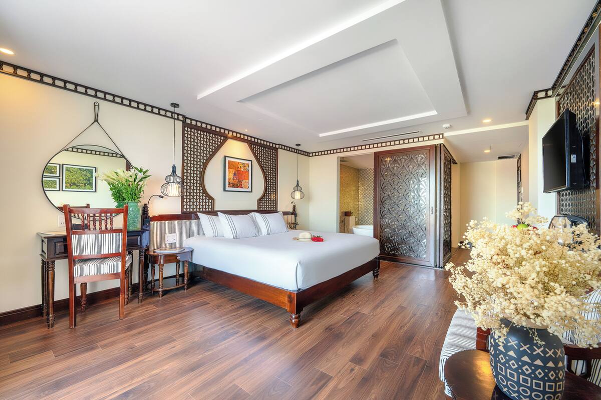 ห้องรอยัลดับเบิล, อ่างอาบน้ำ | เครื่องนอนระดับพรีเมียม, เตียงเมมโมรีโฟม, มินิบาร์, ตู้นิรภัยในห้องพัก