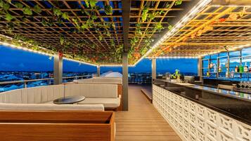 Swim-up bar